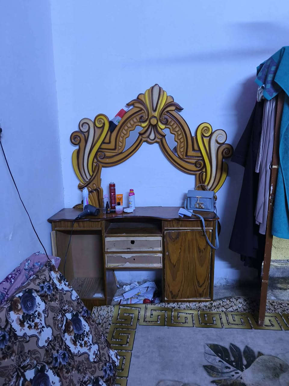 سلام عليكم كاونتر مرمر قطعتين سنك وملحق سعره 150 الثاني الصغير 125 الابيض مابي سنك ملحق وكاونتر سعره100 غرفه نوم سعرها300 (ملاحضه الاغراض يرادلهن ترتيب مو تجي وتكلي ماكلت يرادلهن تعديل شويه) مكاني بغداد بلديات المعكسر *********** توصيل موجود للغرفه مفتوحه حالين بل كاع
