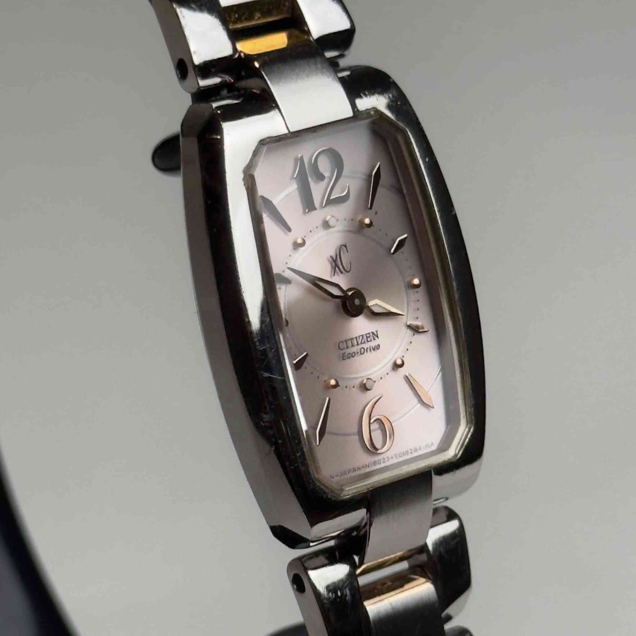 ساعة Citizen Eco-Drive الأنيقة نسائية— فخامة تدوم بضوء الحياة بدون تبديل بطارية ✨

🔹شكل مستطيل مميز باللون الوردي 
🔹عقارب بلون ذهبي و فضي 
🔹سوار بلونين فضي و ذهبي طلاء ثابت 
🔹اصلية بنظافة ٩٩٪؜ 
🔹انسى موضوع البطارية لان شحنها على الطاقة الشمسية
سعرها بالموقع ١١٠ دولار 🔥
بس يمنا ٣٥ الف ✨


**إذا كنت صاحب هذا الإعلان وتريد حذفه لأي سبب، رجاءا أرسل رسالة إلى الدعم الفني**