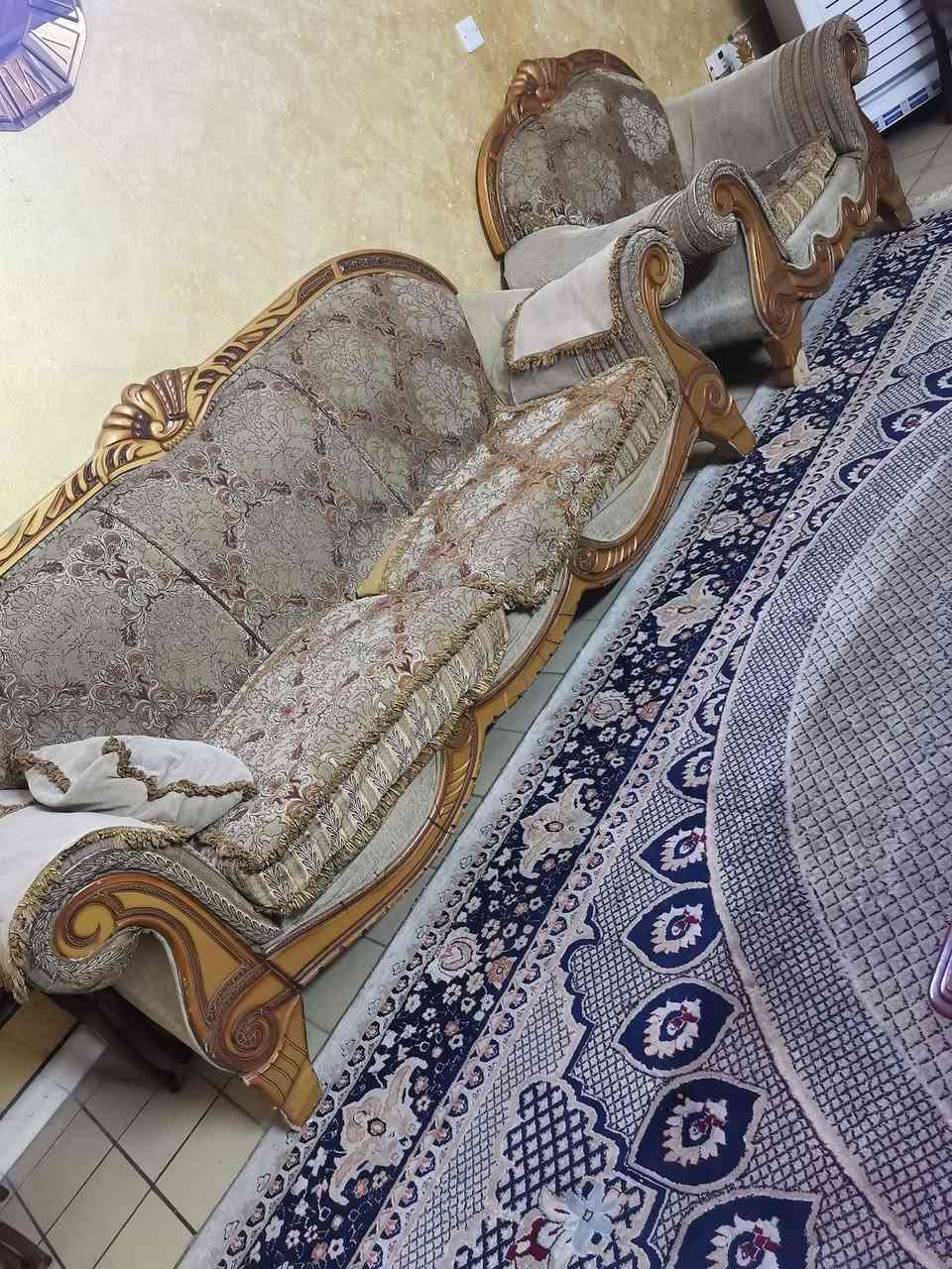 السلام عليكم تخم ملكي للبيع 10 مقاعد و طبلات كبيره مع 4 طبلات وسط للبيع للاتصال ***********
