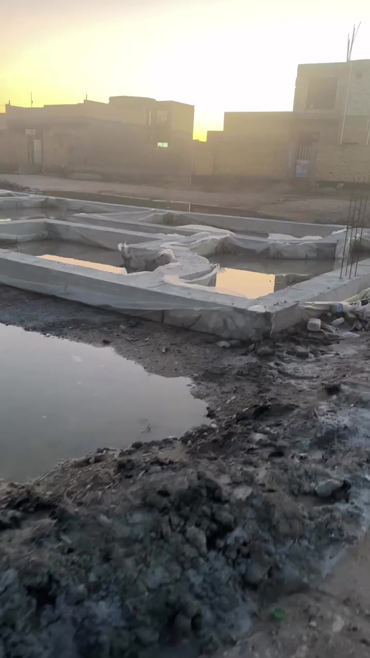 السلام عليكم قطعه للبيع بحي الرياض مكان مميز ركن تفتح على شارعين شارع 20 وشارع فرعي 10 تفتح على حديقه  مقابيل الدوام مساحتها 400 بيه اساس صب كونكريت هندسي جديد بمساحة 200 و200 فارغه المجموع 400 طابو واحد الاستفسار الاتصال ***********
