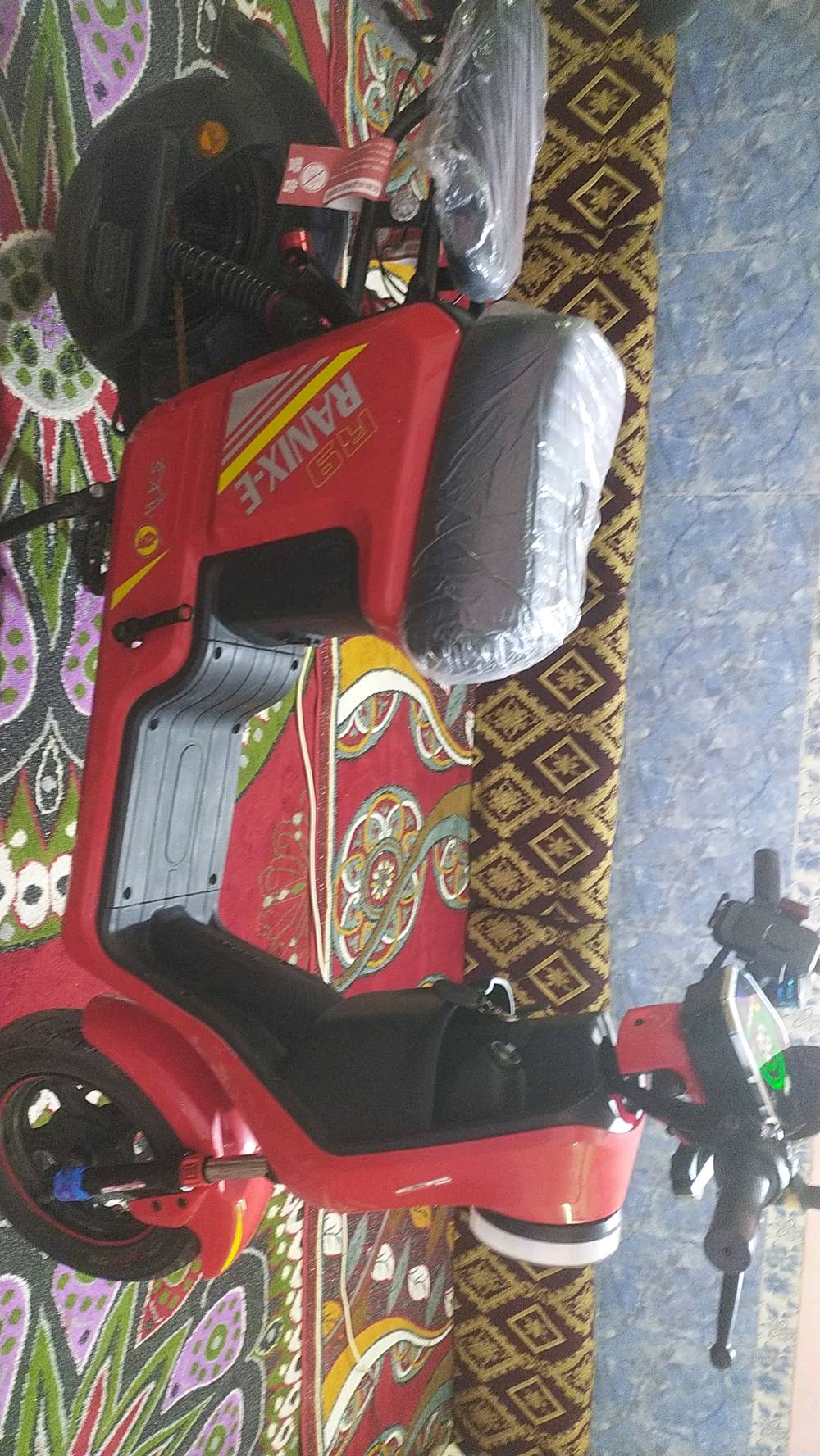 دراجه شحن R9 يوجد فيها خمس بطاريات استعمال قليل أقل من أسبوع للبيع ***********