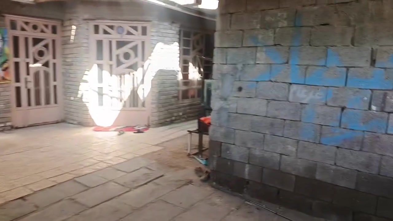 السلام عليكم
دار للبيع🏡
العنوان: سبع قصور- شارع أبو علي 
بيت 300م ركن واجهيه 10م نزال30
يحتوي على محلات 2 - گراج واسع- مضيف واسع - صاله- وثلاث غرف مع غرفه الضيوف - مطبخ -وصحيات خارجيه وداخليه- وترك حول البيت.. بيت كامل وكلشي متوفر وقريب علي 

للأستفسار الأتصال على الرقم 
***********

