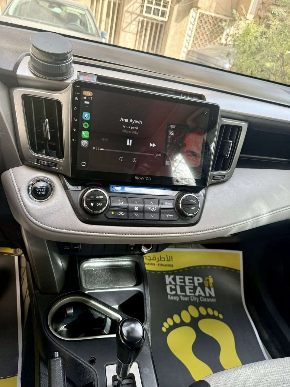 السلام عليكم 
راف فور 2018 بانزين مواصفات XLE فتحه سلايد  وبصمة وصندوق كهرباء ولايت زنون وكامره خلفية وشادلها شاشه اندرويد وكار بلاي 
الضرر موضح بالصور 3 قطع صبغ فقط ماشية 45 الف وسنوية جديده وهزه جديده 
السعر 155 ورقة 
للاتصال ***********
