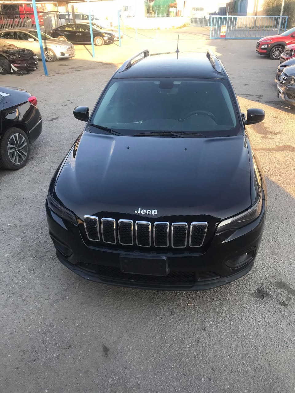 ⁨	للبيع Jeep Cherokee 2019 – رقم بغداد جديد إنكليزي – ماشية 160,000 كم
معروض للبيع او مراوس جيب شيروكي بزون 2019 لون أسود، سيارة عملية ومناسبة 

المواصفات:
• محرك اقتصادي وثابت 6 سلندر
• نظام دفع رباعي 4x4
• أوضاع قيادة: ثلج – صخور – رمال – عادي
• شاشة وسطية مع Apple CarPlay
• كاميرا خلفية
• إنارة LED
• ستيرنغ مالتي
• مقعد سائق كهربائي
• ريلز سقف
• منافذ USB
• تبريد قطعتين (أمامي + خلفي)
• داخلية واسعة ونظيفة

تفاصيل السيارة:
• رقم بغداد جديد إنكليزي
• ماشية: 160,000 كم
• صيانة دورية منتظمة
• جاهزة للفحص بأي مكان

للتواصل: ***********⁩
