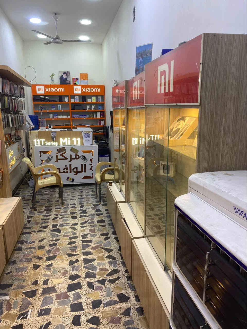 السلام عليكم محل مبايلات القطع البية:
1_ فاترينات جام عدد 3
2_فاتريات استاند تعليك عدد3
3_فاترينات تعليك عدد 2
4_جهاز رصيد انتشار
5_جهاز لواسق وتغليف ضهر
6_ميز صيانة مع عدة الصيانة كاملة وميز مال محي
7_فاترينة ستاندات مال كفرات 
8_جهاز استنساخ وسحب ملازم
وبعد بي المحل القطعة البرة قيات 3مترات وقطعة مثلثة وبراد مي ومبردة وجهاز مال عد فلوس وكارتونتين كفرات بعد طبعآ المحل ايجارة حلو وشغلة حلو وبصفك معهد يسحب ملازم وهل امور موقعة حي اور مجاور مثلجات السويقي رقمي *********** بغداد, العراق
