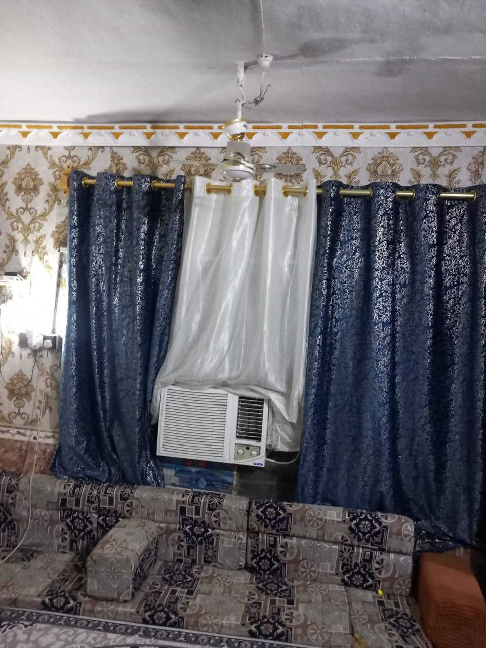 السلام عليكم 

🏡 للبيع – منزل في الناصرية / الصالحية

فرصة مميزة لامتلاك منزل في منطقة سكنية هادئة، بموقع ممتاز قريب من شارع القائد. الصالحية

📍 الموقع: الناصرية – الصالحية – قرب شارع القائد 

📐 المساحة: 200 متر
📏 الواجهة: 10 متر
الطارمة : 20 متر
🗺️ الخارطة: رقم (1).

مواصفات المنزل:
✅ طابق واحد
✅ غرفتان
✅ هول
✅ ديوانية
✅ مطبخ
✅ كلدور (ممر)
✅ حمام
✅ صحيات خارجية

مميزات الموقع:
⭐ منطقة سكنية هادئة ومريحة.
⭐ مدارس ابتدائية ومتوسطه واعدادية قريبة يمكن الوصول إليها مشيًا على الأقدام.
⭐ مجمعان للمواد الغذائية قريبان من المنزل.
⭐ جميع الخدمات الأساسية متوفرة.

💰 السعر  : يرجى التواصل على الارقام او الخاص

📞 للتواصل والاستفسار:
***********
*********** ناصرية, ذي قار
