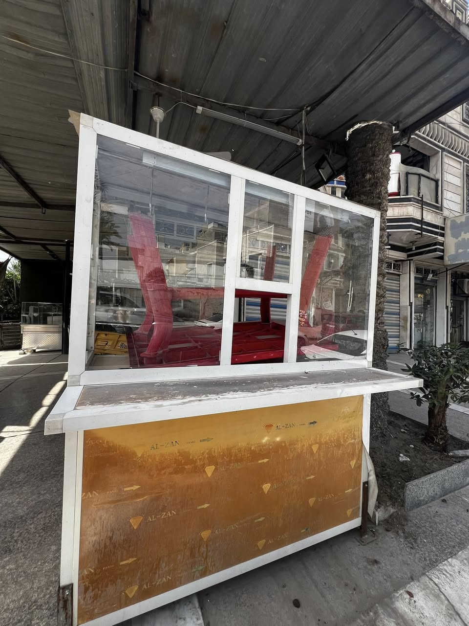 السلام عليكم غراض مطعم للبيع شوايه دجاج غاز نضيفه جدا استعمال قليل و منقله كباب و حمايه تمن و مرق ستلس تيل اصلي غاز و كهرباء و ميز المنيوم جام خانه  ***********
