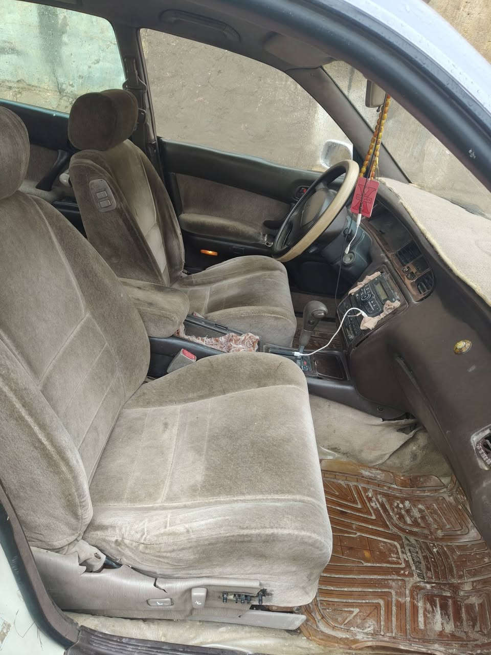 سلام عليكم سياره بطه متصل لون لؤلؤي مكفوله من النقل والكص مكينه اثنين ونص مكينه وكير  شرط الفحص اترايك وين ماتريد حداديته كلش حلو سنويه لل 27 رقم بصره خصوصي مشروع وطني موديل 2000 السعر $50$ وبيه مجال للشراي رقم ***********
