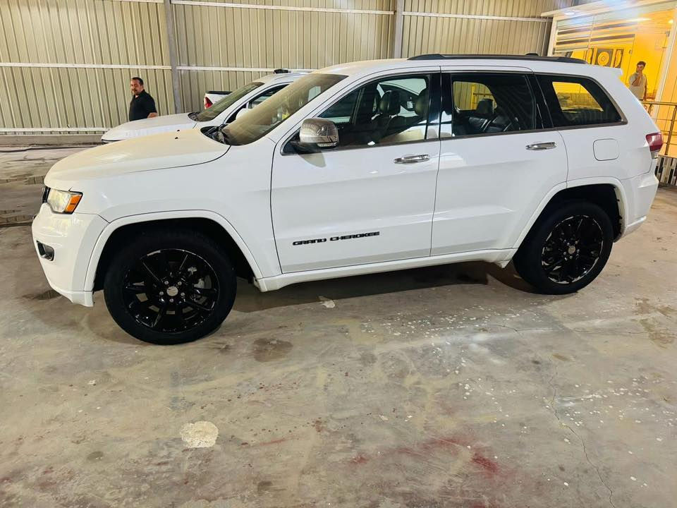 السلام عليكم 
للبيع جيب لمتدد 2019 فول مواصفات ماعدا الفتحه وارد أمريكي رقم بغداد بسمي حادث جاملغ وبنيد لغد شاصي مكفول السعر 220 وبيه مجال 
ترهم مراوس حسب القناعه 
اتصال 
***********
***********
