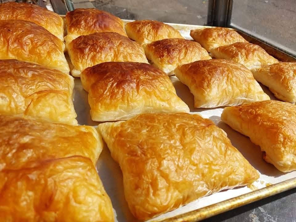 السلام عليكم خلفه صمون كهربائيّ وكاهي وجرك وفطائر وكعك مضبوط محتاج شغل مكاني بغداد الكرخ المحتاج يتصل *********** ابوسيف
