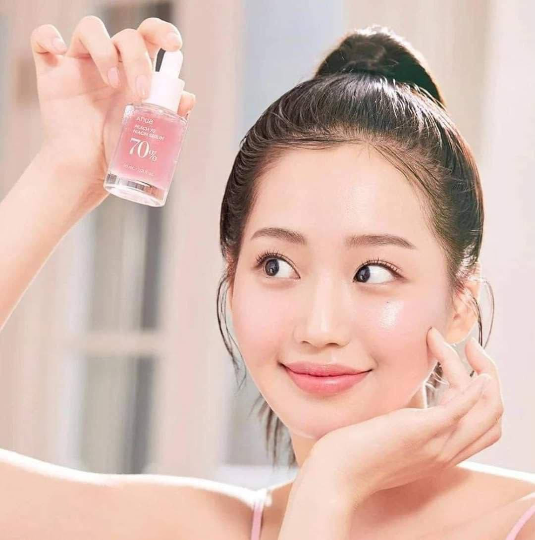 PEACH 70 NICACIN SERUM 🍑
سيروم الخوخ الكوري 🇰🇷🇰🇷🍑🍑 نياسين 70%

من افضل البراندات الكورية سيروم الاشراقة من انوا
يتكون السيروم من 70% من فاكهة الخوخ بنسبه 5% من النياسيناميد ويحتوي علي فيتامين B12 اللي يتميز باللون الوردي الاصلي لتوحيد اللون والنضاره ويحتوي أيضاً على ثلاثة أنواع من الهيالورنيك اسد وعلى الخميرة الوردية اللي تعتبر مرطب قوي.
يجمع بين قوي تفتيح ألفا اربويتن والنيسانميد لتقليل التصبغ وتوازن إفراز الدهون 

  🍑 السيروم المناسب لكل أنواع البشرة. 
المكونات الرئيسية:  
✨ مستخلص فاكهة الخوخ (70%)  التي تساعد على تحسين لون البشرة 
✨ نياسيناميد 5% - يعمل على تفتيح البشرة
✨ مركب زبادي الخوخ الذي يحتوي على مستخلص زهرة الخوخ والبيتين ساليسيلات لتنقية المسام
✨ فيتامين ب12 وأحماض الهيالورونيك الذي يرطب ويغذي البشرة
- لا يحتوي على عطور أو ألوان 💢
- له رائحة جميلة من خلاصة الخوخ 🍑

-طريقة الاستخدام ❕
ضع على راحت اليد من 2-3 قطرات تم قم بتطبيقها على الوجه و الرقبة بطريقة الطبطبة 
مع تجنب منطقة حول العين 
#الاصلي المنشأ كوريا 🇰🇷💯
السعر 12فقط
🚘يوجد خدمة توصيل لجميع محافظات العراق ٤ الاف🚘


**إذا كنت صاحب هذا الإعلان وتريد حذفه لأي سبب، رجاءا أرسل رسالة إلى الدعم الفني**