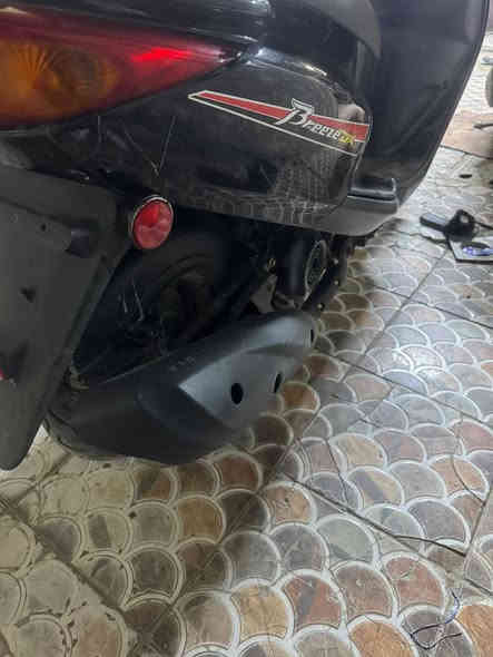 السلام عليكم بريز بغبغاء نوزل ياباني 
دراجة بلادي كلهه ونظيفة ومملعوب بيهه مكينة ناعمة 
كهربايات كلهه شغالة نكرة بكل وقت تجي وتشوفهه 
السعر 900 الف وبيهه مجال مكان بغداد بلديات 
الرقم ***********
