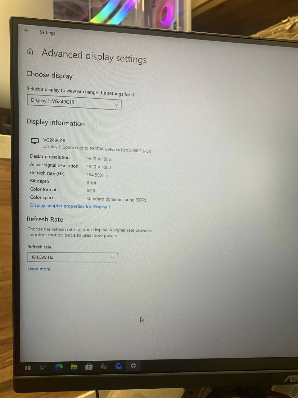 ئەم مۆنیتەرە یەکێکە لە باشترین 1080p gaming monitor ـەکان لە نرخی مامناوەنددا، بە تایبەتی ئەگەر Valorant، CS2، PUBG، Warzone یان Fortnite دەکەیت.

تایبەتمەندییە سەرەکییەکان

* 23.8 ئینچ
* IPS Panel
* Full HD 1920×1080
* 165Hz Refresh Rate
* 1ms MPRT
* FreeSync Premium
* DisplayPort 1.2 + HDMI ×2
* Speaker هەیە (2W×2)
* VESA mount هەیە  

باشییەکانی

✅ IPS panel → ڕەنگ و viewing angle زۆر باش
✅ 165Hz → gameplay زۆر smooth
✅ input lag زۆر کەم
✅ بۆ esports زۆر گونجاوە
✅ FreeSync / G-Sync compatible ـە
✅ bezel ـی باریک و دیزاینێکی gaming ـی جوانی هەیە
✅ بۆ PS5/Xbox دەتوانێبدات  
140هەزار

شاشة ASUS TUF Gaming VG249Q1R تعتبر من أفضل الشاشات الاقتصادية للألعاب، خصوصًا إذا تحب ألعاب الـFPS والألعاب السريعة.

المواصفات الرئيسية

* الحجم: 23.8 إنش
* الدقة: Full HD 1920×1080
* نوع اللوحة: IPS
* التردد: 165Hz
* زمن الاستجابة: 1ms MPRT
* تدعم FreeSync Premium
* منافذ:
    * DisplayPort 1.2
    * HDMI ×2
* سماعات مدمجة
* تدعم VESA للتعليق على الجدار  

مميزاتها

* سلاسة ممتازة جدًا بالألعاب بسبب 165Hz
* ألوان أفضل من شاشات TN لأن اللوحة IPS
* Input Lag منخفض جدًا
* مناسبة لـ:
    * Valorant
    * CS2
    * PUBG
    * Warzone
    * Fortnite
* تدعم FreeSync وحتى G-Sync غالبًا يشتغل بشكل جيد
* حواف الشاشة رفيعة وشكلها Gaming جميل
سعر 140الف
اکو توصیل 
 ١شهر ضمان


**إذا كنت صاحب هذا الإعلان وتريد حذفه لأي سبب، رجاءا أرسل رسالة إلى الدعم الفني**