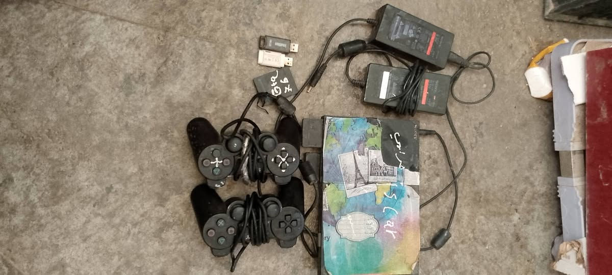 بلاي ستيشن 2 للبيع وياي الداتا اثنين وخزن اثنين فلاش اثنين نظيف كلش كلش كلش السعر 25,000 شرط النظافه وشرط التشغيل مكان الكركوك..الرقم ***********
