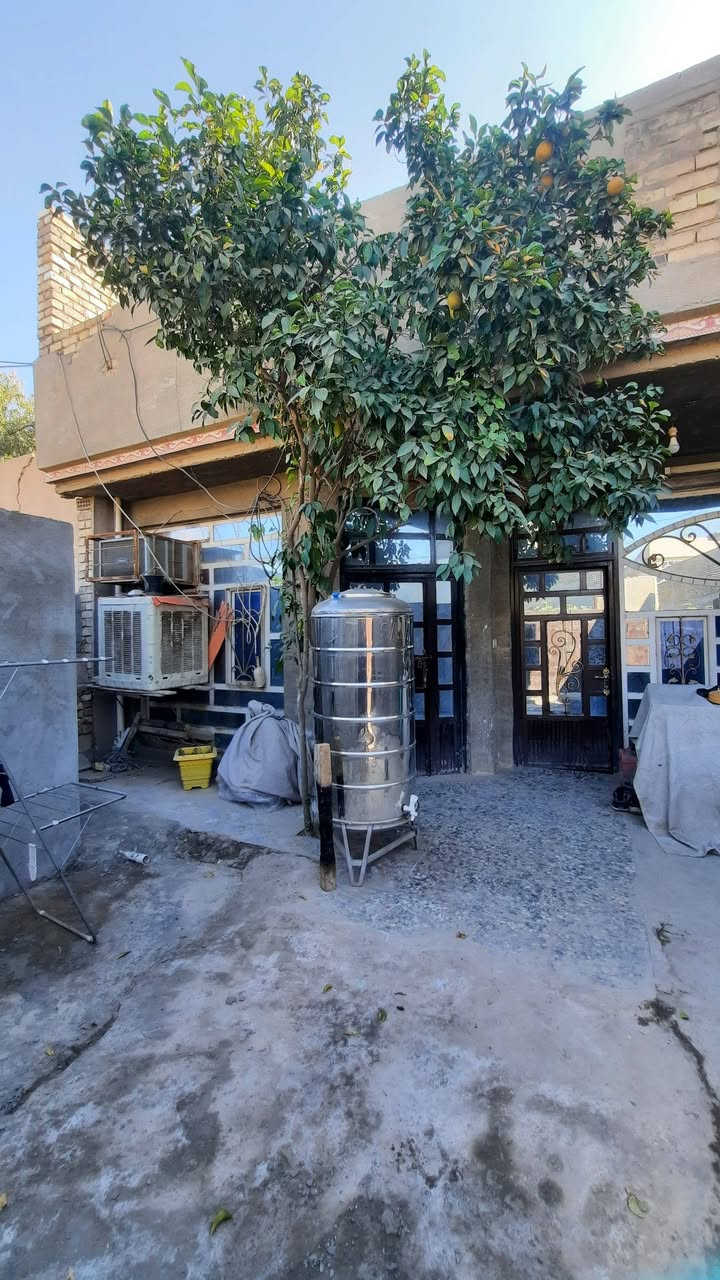 السلام عليكم  
بيت للبيع او مراوس / طابو صرف ١٥٠ متر وبيه زيادة طابق ونصف يحتوي على ثلاث غرف نوم + استقبال + هول + مطبخ  + ترك + كراج كاملات سيراميك وكاشي والغرف بورسلين حي الحسن العسكري _ قرب جامع الإمام المهدي ع للإستفسار 
***********
