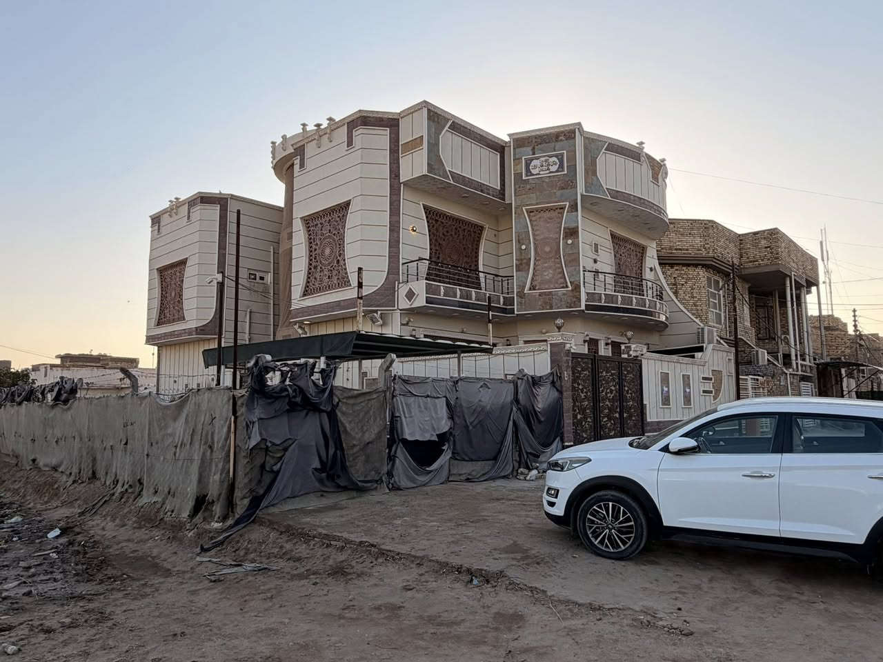 🛑 دار سكني  للبيع 
المنطقة :  حي الحضارة قرب مدرسه العبير🚩

المساحه :  220  ✅ مقابيل ساحة ركن 
        كونكريت مسلح                               
التفاصيل :  طابقين 
البيت : الطابق الاول ❌
غرفتين نضام سويت  ومطبخ  وصالة واستقبال وصحيات داخلية وخارجية وكراج وحديقة 
وطابق ثاني❌ أربع غرف نوم وحده نضام سويت ومجمع صحيات وصاله كبيره

للاستفسار 
     مراجعة مكتب رسول الوزني للعقار  
الديوانية . حي الصدر الاول.شارع اسواق طيبة
 للمعلومات ولمزيد من التفاصيل ⬇️
       مراسلة الصفحة  
      او الاتصال 

***********
