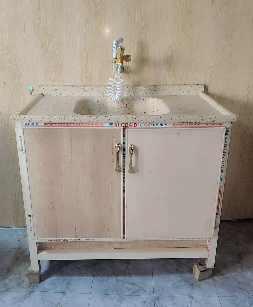 السلام عليكم
كاونتر 3 قطع للبيع هذا مو لونه الاصلي لاصقته بلاصق كاونترات لونه الاصلي جوزي 
السعر 150 بي مجال العنوان الدورة خط النفط 
***********
