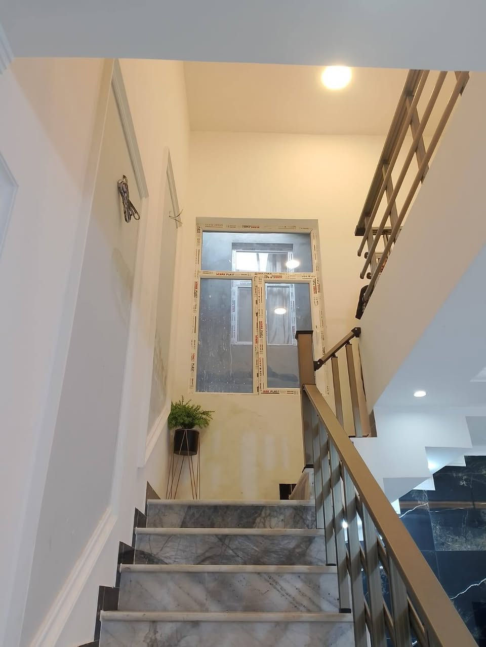 السلام عليكم بيت بالشاء ع الشارع العام مساحه 130متر صارله 8اشهر من كامل
***********
