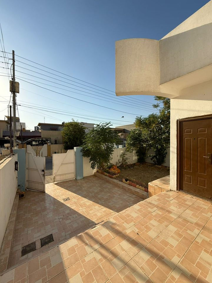 ‎💫 لدينا بيت  للاجار في مجمع اندازياران  💫
‎يتكون من 
‎3 غرفة نوم 
‎ صالة 
‎مطبخ ➕ حمام ➕ + ديوان   

‎العنوان 📍طريق ماجدي مول بجانب فلوريا ستي 
‎استفسار  ☎️ 
***********
