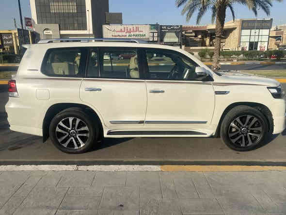 لاندكروز 2019 GXR ساز باب اول ( گراند تورنك )

ماشيه 100  الف كم 
 رقم بغداد
المحرك 4000 _6 سلندر تنفس طبيعي 

سياره كفاله عامه  عدا شبر بارد باب السايق 
ورصعه مسحوبة باب الخلفي بصف السايق 
وبارد بنفس الباب على گد رصعه 
بدون صبغ + بدون اي تبدليل ،السيارة على وضع الشركة
سياره ماشيه (100) الف كيلو حقيقي شرط الفحص
محرك + گير بشرط ما مفتوح 
السيارة كانت ادامتها بالشركة عند شركة تويوتا 
دشبول لكزز الكتروني وشاشة لكزز 
سلايت روف 
كشن السايق 3 دكم وكرسي السايق 2 
حساس خلفي و امامي وجانبي 
5 ابواب بصمات
كامرة خلفية 
 8 ايرياك 
 لايتات زينون
داخل جلد بيجي 
مري شفط وقلابه
شحن موبايل وايرلس 
صندق شفط بلادي
تخم تاير جديد برجستون ياباني مبدل قبل اسبوع 
السيارة باسمي تحويل مباشر .رقم بغداد 
بصمات عدد 2بلادية

السعر : 48,500$ 
 وبيه مجال بسيط  
مكان السيارة بغداد_ زيونة
***********
