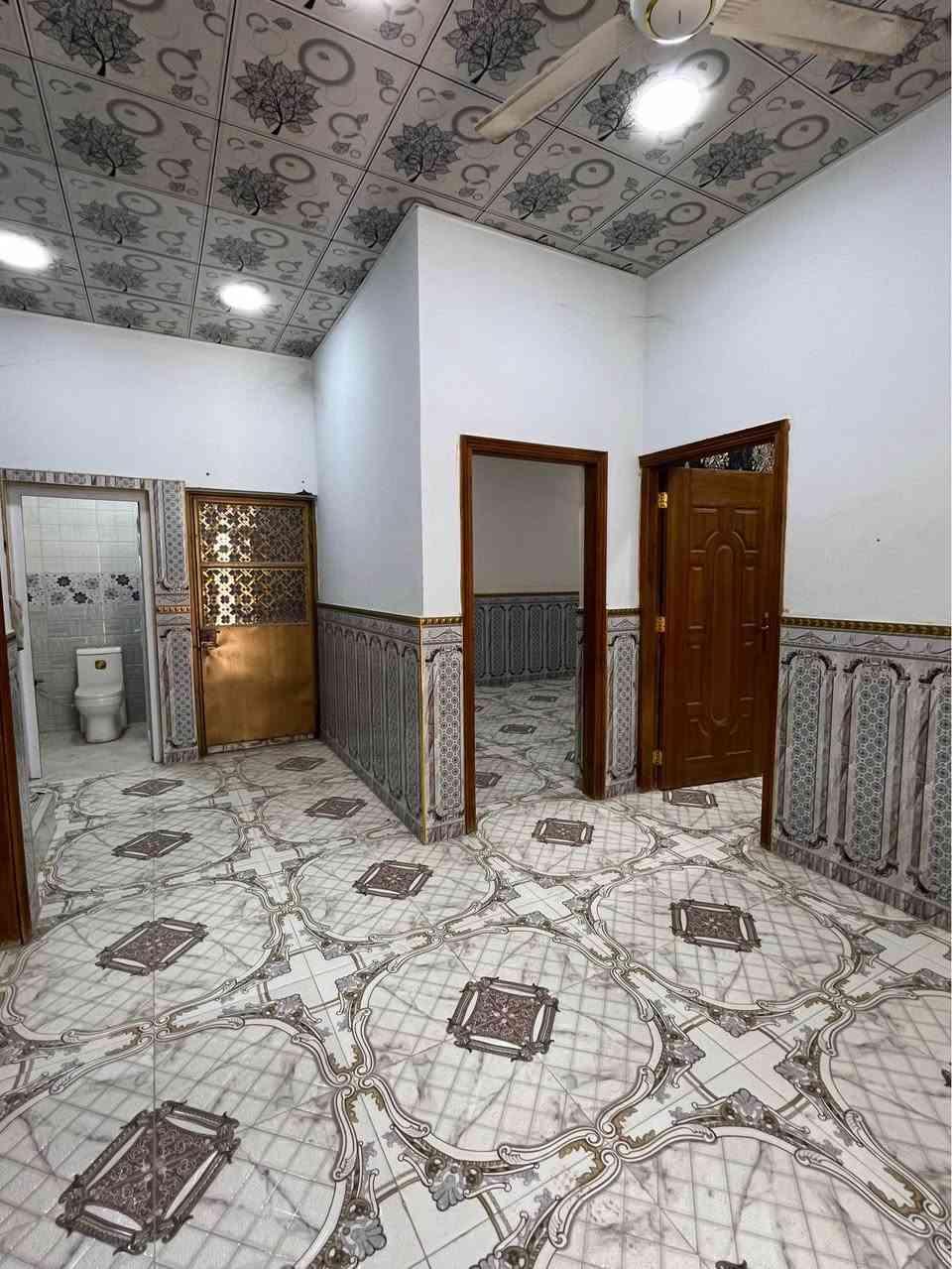 منزل للبيع 100م مربع طابقين التنومة الصالحية قرب سنتر الصالحية شارع الغدير قريب للشارع الصالحية الرئيسي محتويات المنزل 3 غرف منام وصاله ومطبخ 2 واستقبال وصحيات طابو زراعي صرف عراقي سعر 110 بي مجال للتواصل والاستفسار : *********** البصرة, العراق
