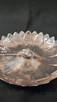 نقدم لكم قطعة متميزة، عبارة عن طبق حلوى أو كرزات قديم  من صناعة الماركات العالمية المشهورة (ريد آند بارتون) ومطلي طلاء سميك بالفضة المختومة، تتوسطه  بجعة بتفاصيل رائعة ونقشة زهرة  واللوتس، 
للاستفسار الاتصال على رقم الصفحة واتساب ***********
يوجد توصيل لكل المحافظات
