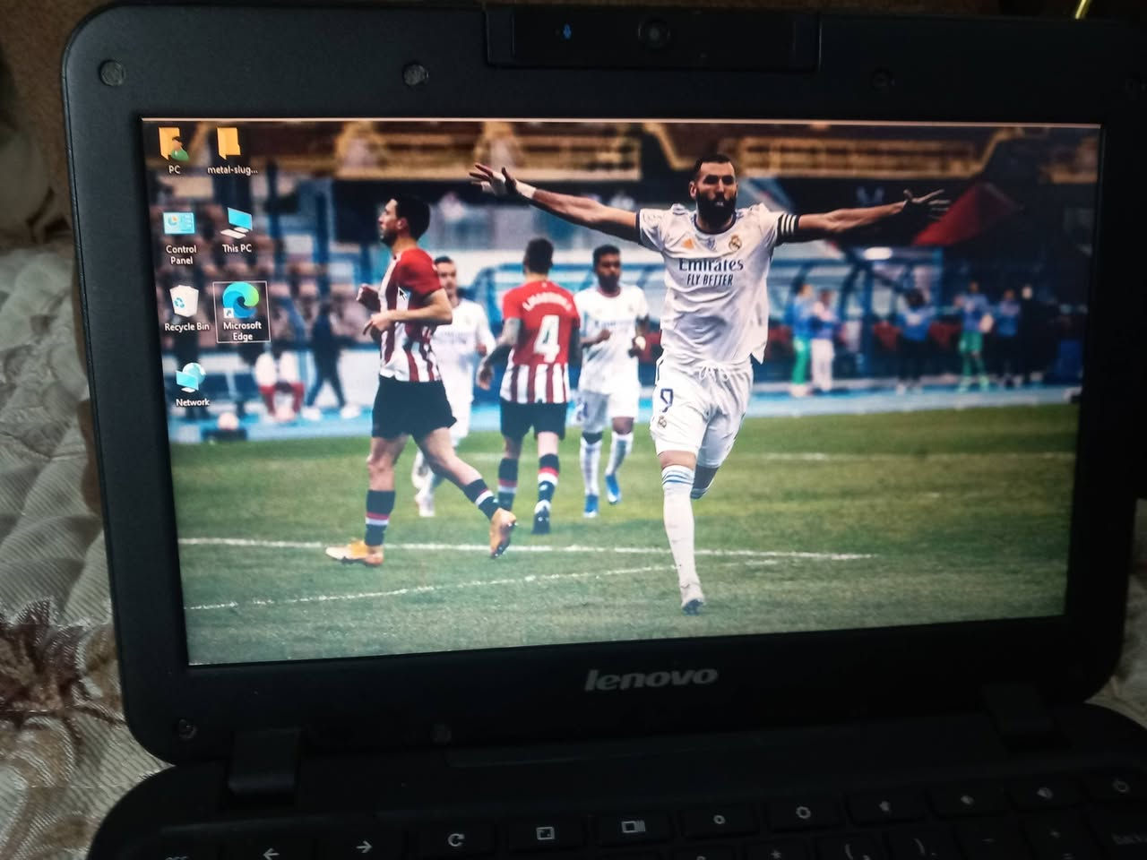 للبيع: لابتوب لينوفو (حمال شغل) - مال طلاب وتصفح
​لابتوب Lenovo حجم صغير، خفيف ومريح جداً بالحمل. الجهاز شغال 100% ومنصب عليه ويندوز 10 برو كامل، يعني مو بس كروم. (مشكلته صوت ماكو اله سماعه بلوتوث الحل المشكله تحديثه إلى ويندوز 11)
​المواصفات المختصرة:
​المعالج: إنتل سيليرون (اقتصادي وما يحمى).
​الرام: 4 جيجا (أداء مستقر وسريع بالفتح والغلق).
​النظام: Windows 10 Pro (جاهز لكل البرامج والبحوث).
​البطارية: خير من الله، تطول بالاستخدام وسعرها وحدها يسوى.
​الكاميرا: شغالة وصافية للمحاضرات والدروس
​ملاحظات:
​الجهاز نظيف وشغال 
​وياه الشاحن الأصلي مالته.
​يفيد جداً للطلاب، للمكتب، أو للي يشتغلون "توصيل" ويحتاجون جهاز خفيف بالجنطة.
​السعر: 75,000 دينار (وبيها مجال بسيط جداً )
المكان: [ديالى بعقوبه التحرير] للتواصل واتساب ***********
