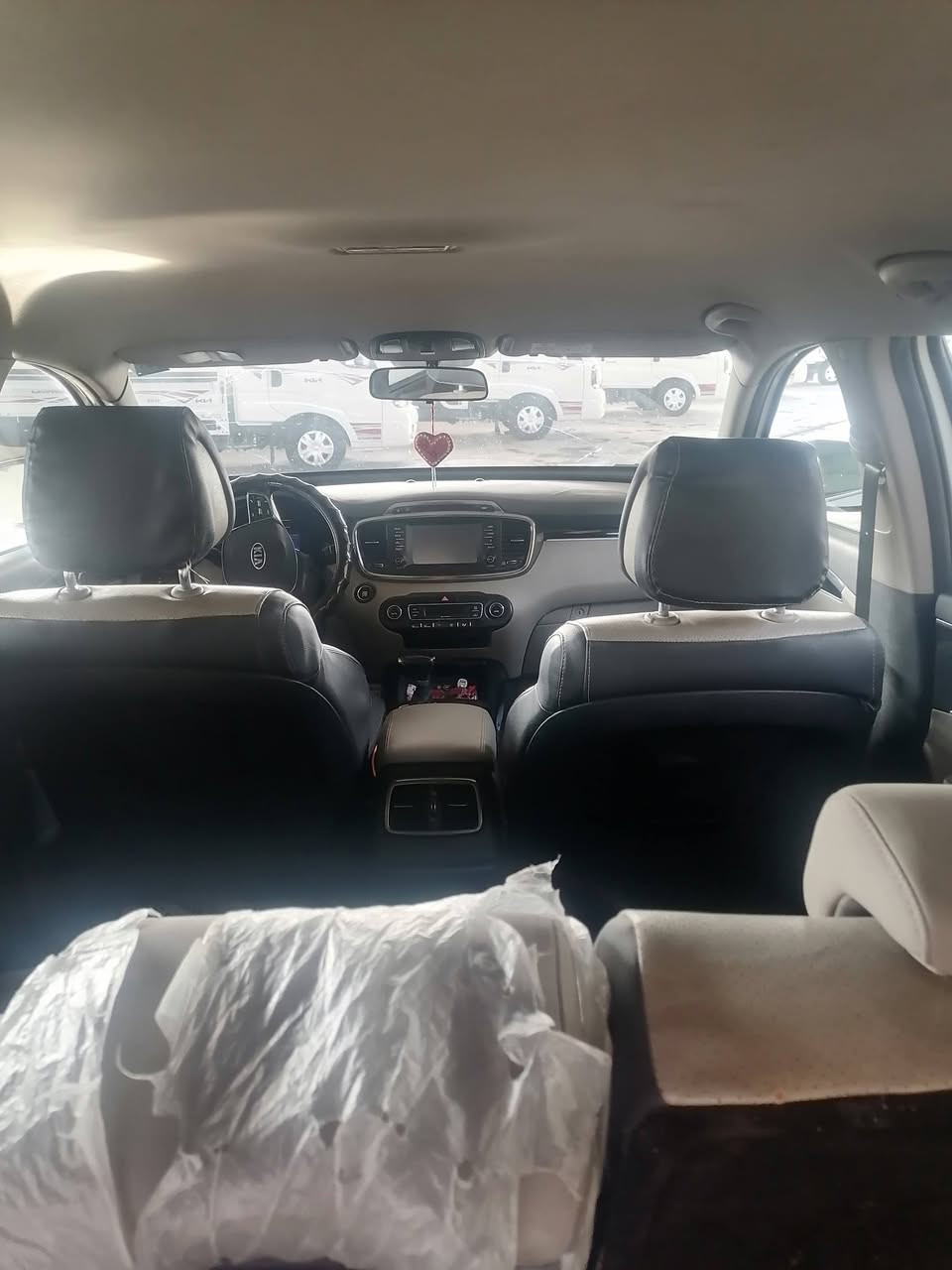 السلام عليكم ورحمة سورنتو ١٨ خليجي فول ماعدا بانوراما والفور ويل شكل ٢٠ كير محرك بلاد بلاد ٢٢٥ وبيها مجال بيها مكانين بارد فقط ***********
