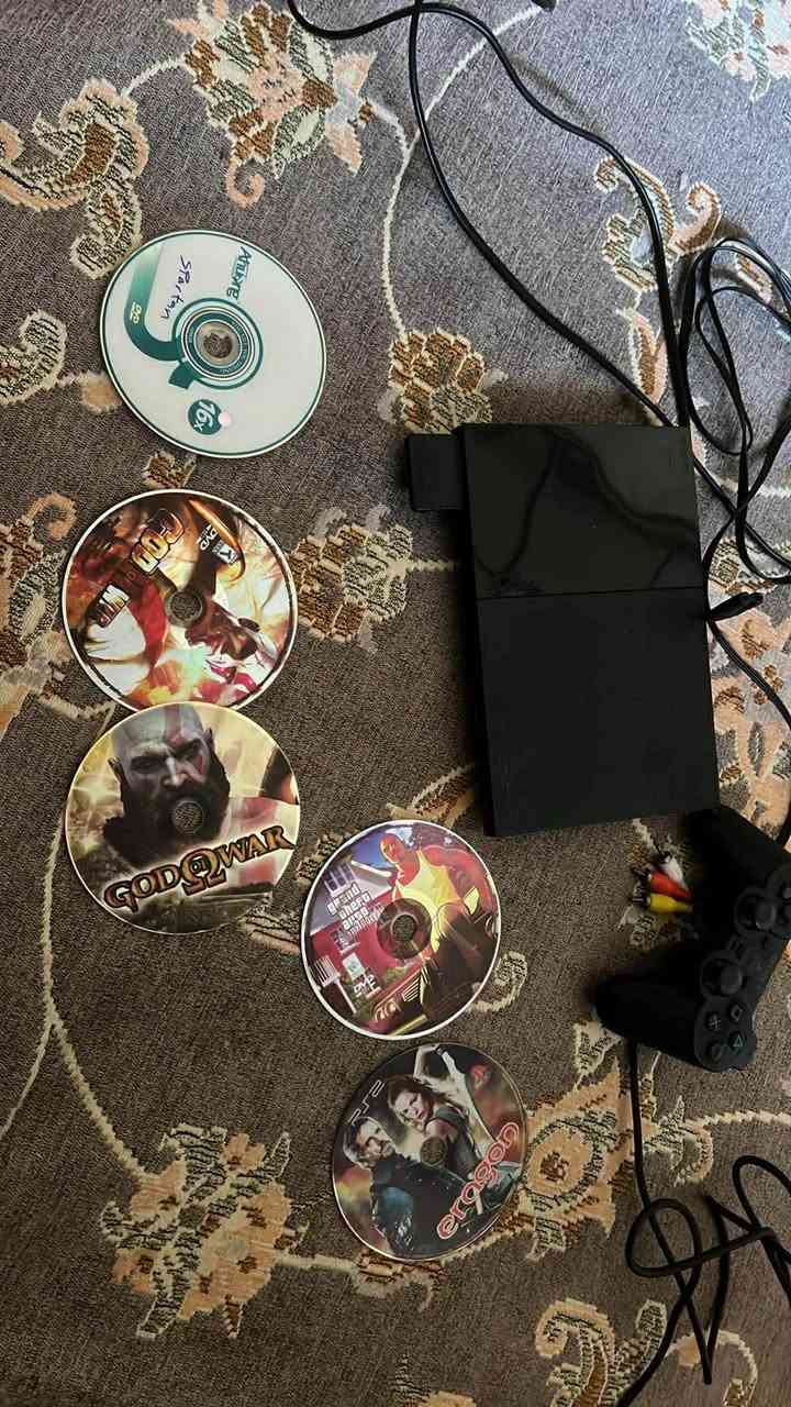 پلەی دوو شتێکی زۆر پاکو جوان 
هەموو جۆرە cd ئەخوێنێتەوە ٥ سیدی لەگەڵدایە میمۆریەک ١ دەسک و فیشەو پلاکی هەمووی مەزبوت
*********** السليمانية, العراق
