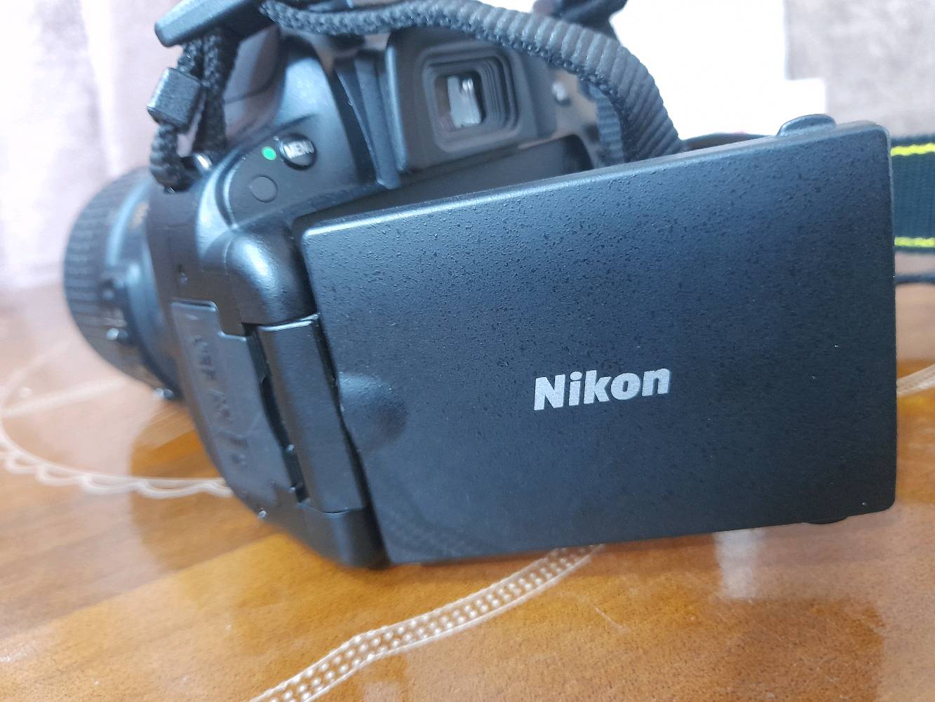 كاميرا نيكون Nikon 5100D 
شتر قليللل جدا يعني استخدام قليل بشكل مقارب للجديد نظافة 99% اذا مو 100% اصلاً 

- دقة 16.2 ميغابكسل.
- مستشعر CMOS بحجم APS-C (DX).
- تصوير فيديو Full HD 1080p.
- شاشة متحركة قياس 3 إنج.
- نظام تركيز تلقائي بـ 11 نقطة.
- تصوير متتابع بسرعة 4 صور بالثانية.
- حساسية ISO من 100 إلى 6400 (قابلة للتوسيع إلى 25600).
- تدعم التصوير بصيغتي JPEG و RAW.
- فلاش داخلي مدمج.
- مدخل مايكروفون خارجي.
- تدعم بطاقات SD / SDHC / SDXC.
-  وياها العدسة الأصلية 18-55 .
وياهه كل الملحقات الجنطة والحزام والبطارية والشحن الاصليات مال شركة نفسهه وحته عقد شراء من الشركة نفسها عندي 
سعرهه 525 وبيها مجال للجاد متواجد واتساب فقط *********** لحك عليها قبل الزيارة الاربعينية

الكاميرا مناسبة للتصوير الفوتوغرافي وتصوير الفيديو . الكاميرا جوكر حرفياً تفيد المحترف تفيد المبدئ وتشتغل وياك فيديو وصور بدقة خرافية.