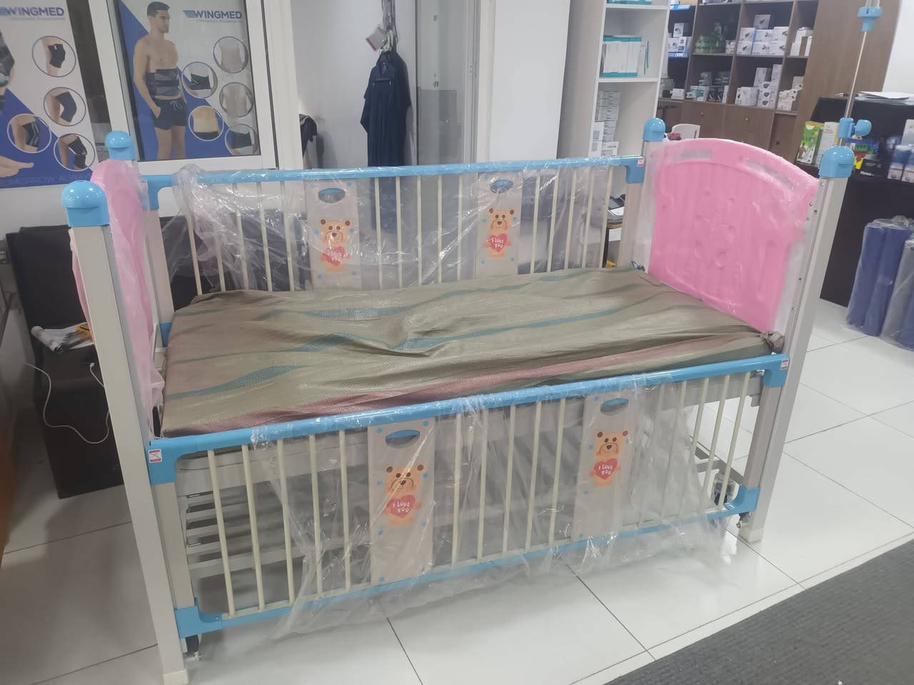 متوفر لدينا أسرة منول حركتين ( يدوي ) للأطفال + فرشة طبية
السرير مزود بحواجز جانبيه لحمايه الطفل من السقوط 
للتواصل و الأستفسار على الأرقام التالية:0780804487
0796109513
0780791113


**إذا كنت صاحب هذا الإعلان وتريد حذفه لأي سبب، رجاءا أرسل رسالة إلى الدعم الفني**