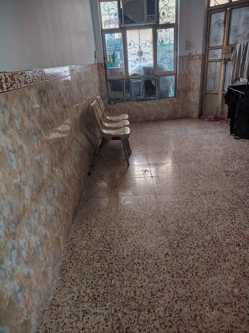 السلام عليكم بيت للبيع طابو صرف المساحه ١٢٥ طابقين الطابق الأول يتكون من غرفه وصاله واستقبال ومطبخ حار وبارد وحمام داخلي ومجمع صحيات خارجيه متكامله الطابق الثاني يتكون من غرفتين نضام سويت والستاره مال الطابق الثاني مبنيه ومطبكه فرشي بيت بناء حديث ومناقصه كلشي مكان العقار الهاشميه حي العسكري مقابيل المرور الجديده اي استفسار الاتصال عله الرقم علما البيت بناء طابوق السقف عقاده بنيان درجه اولى بيت مخدوم بس تجيب غراضك وتقعد بالبيت بيت ما ناقصه اي شيء السعر خاص المراسله على الواتساب او اتصال رقم صاحب البيت ***********
