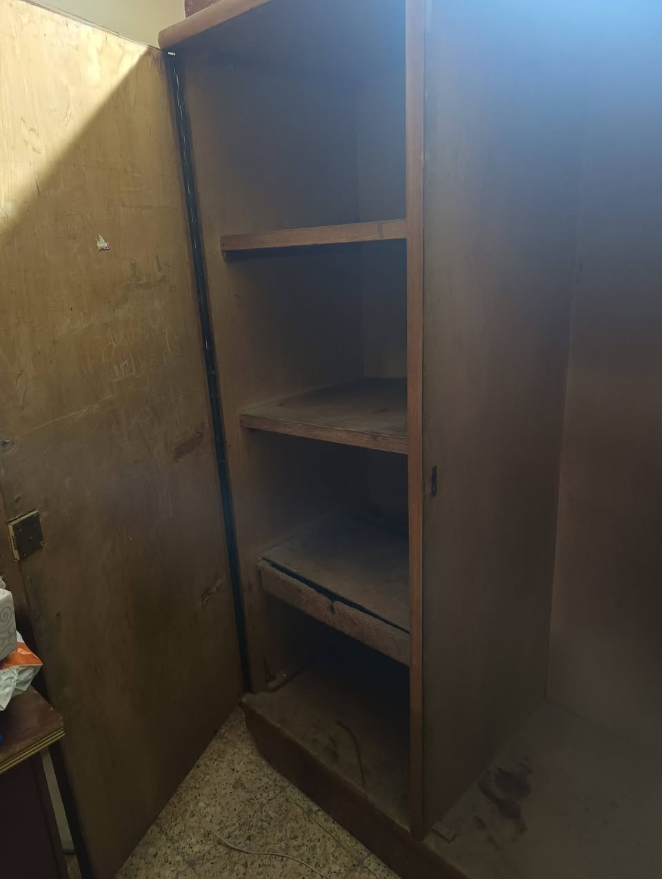 ميز دراسه حيل نضيف السعر 25- قنصور بابين خشب ثقيل الضهر جنبر السعر 65- تخت نفر السعر 20- ثلاجه كونكورد حجم 16 وضع شركه شرط التجميد 130- الشراي يتصل ***********-‏‪0750 791 3697‬‏ وادي حجر
