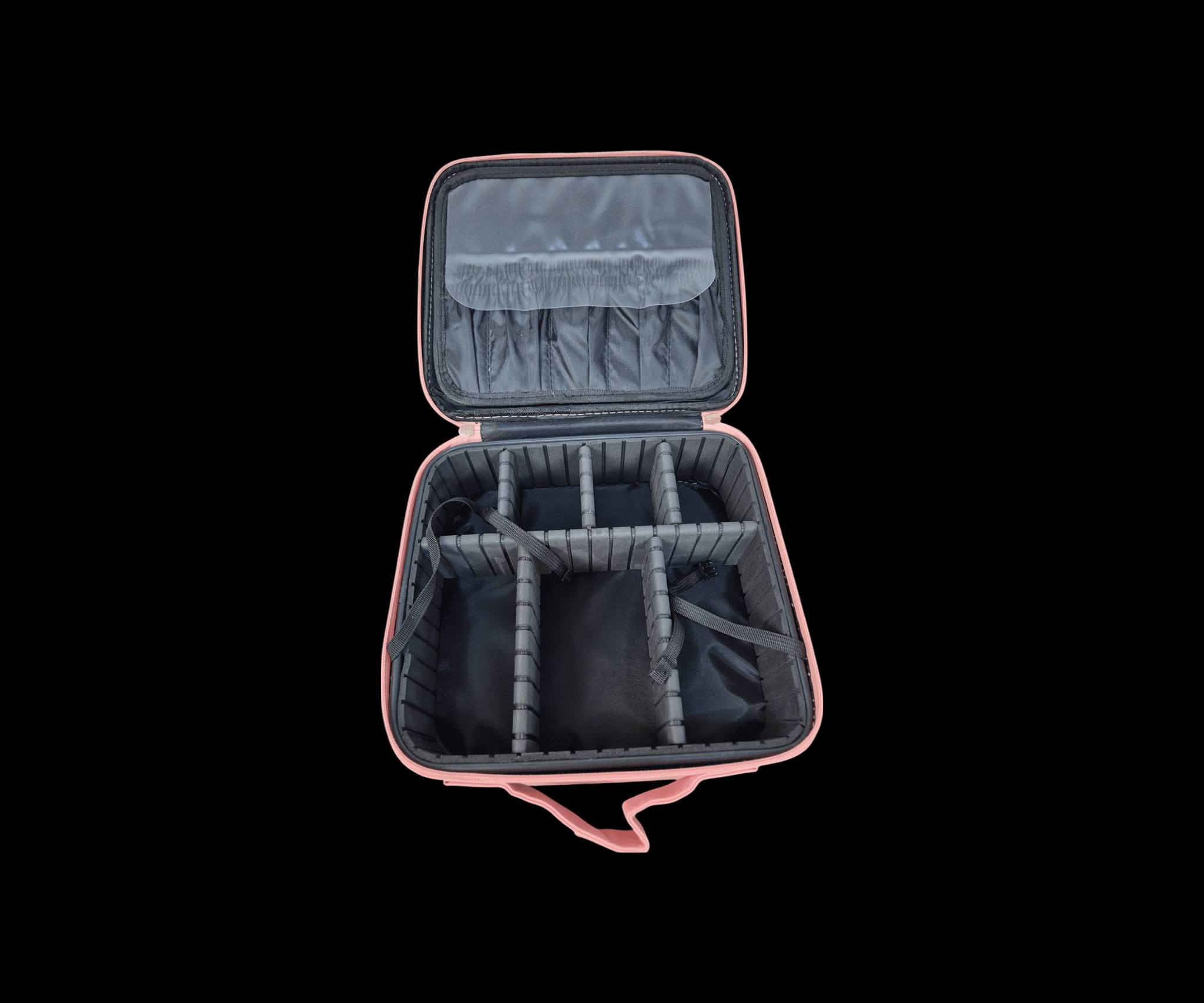 لمحترفات التجميل.. استوديو مكياجكِ المتنقل وصل! 💄
هل تعانين من صعوبة تجهيز أدواتك في المواقع الخارجية؟ إليكِ الحل الأمثل لتنظيم احترافي:
مرآة LED ذكية: رؤية واضحة من جميع الزوايا مع تحكم كامل في نوع الإضاءة.
نظام الحماية القصوى: غطاء بلاستيكي لفرش المكياج وفواصل مرنة تمنع تكسر المستحضرات.
جودة تدوم: خامة مقاومة للماء وتصميم يتحمل كثرة التنقل.
محتويات العلبة:
✅ حقيبة وردية فاخرة.
✅ مرآة LED قابلة للفصل.
✅ كابل شحن USB.
نصيحة الخبراء: تأكدي من شحن المرآة قبل البدء لتستمتعي بإضاءة قوية طوال فترة العمل.
لاستفسار الاتصال على الرقم التالي 
***********
