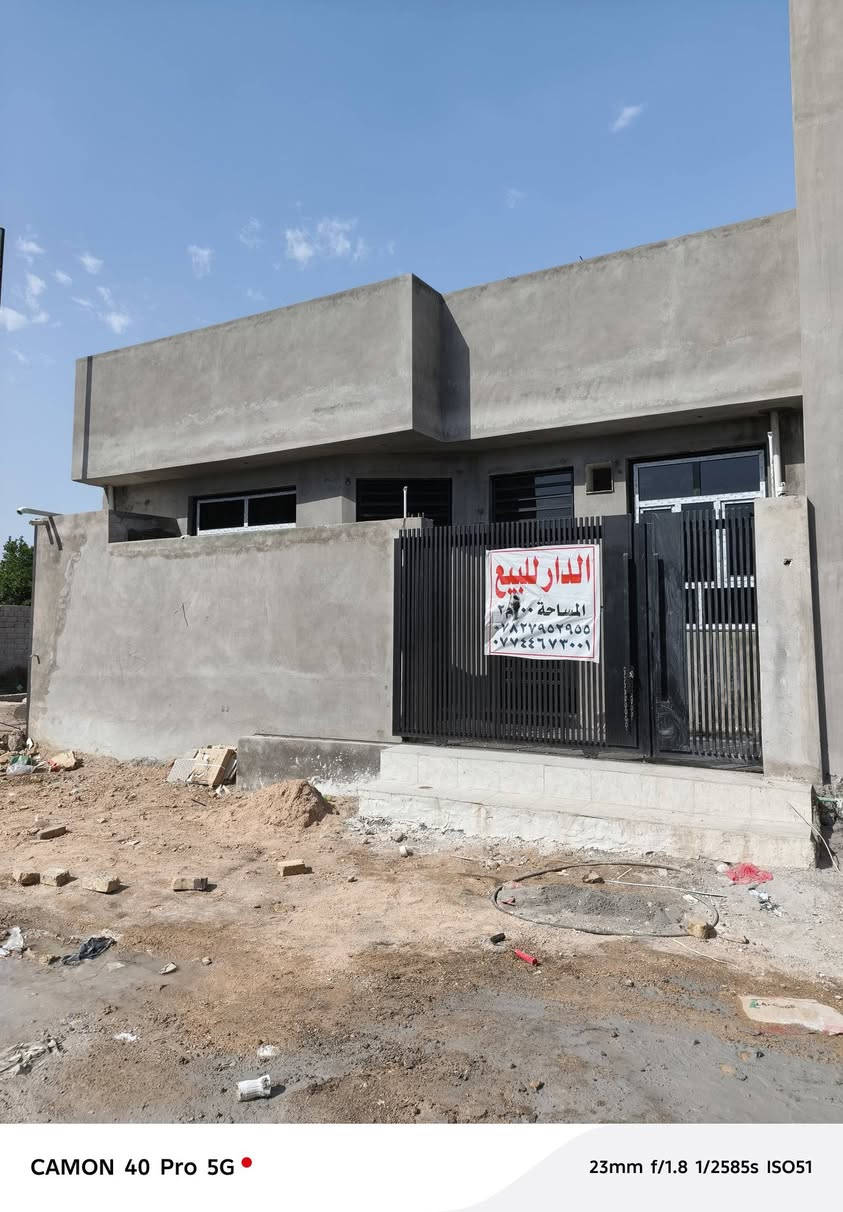السلام عليكم ورحمة الله وبركاته
دار للبيع 
المساحه ١٠٠ متر ١٠×١٠ 
طابو زراعي سند ٢٥ 
يتكون من ١غرفه نوم ٫ استقبال ٫ مطبخ ٫ كلدور 
مجمع صحيات عدد ٣ 
استلام مباشر 
العنوان / حله / الشارع الرابط بين شارع ٨٠ و شارع ١٠٠ 
قرب الملعب الخماسي 
الاستفسار: ***********
