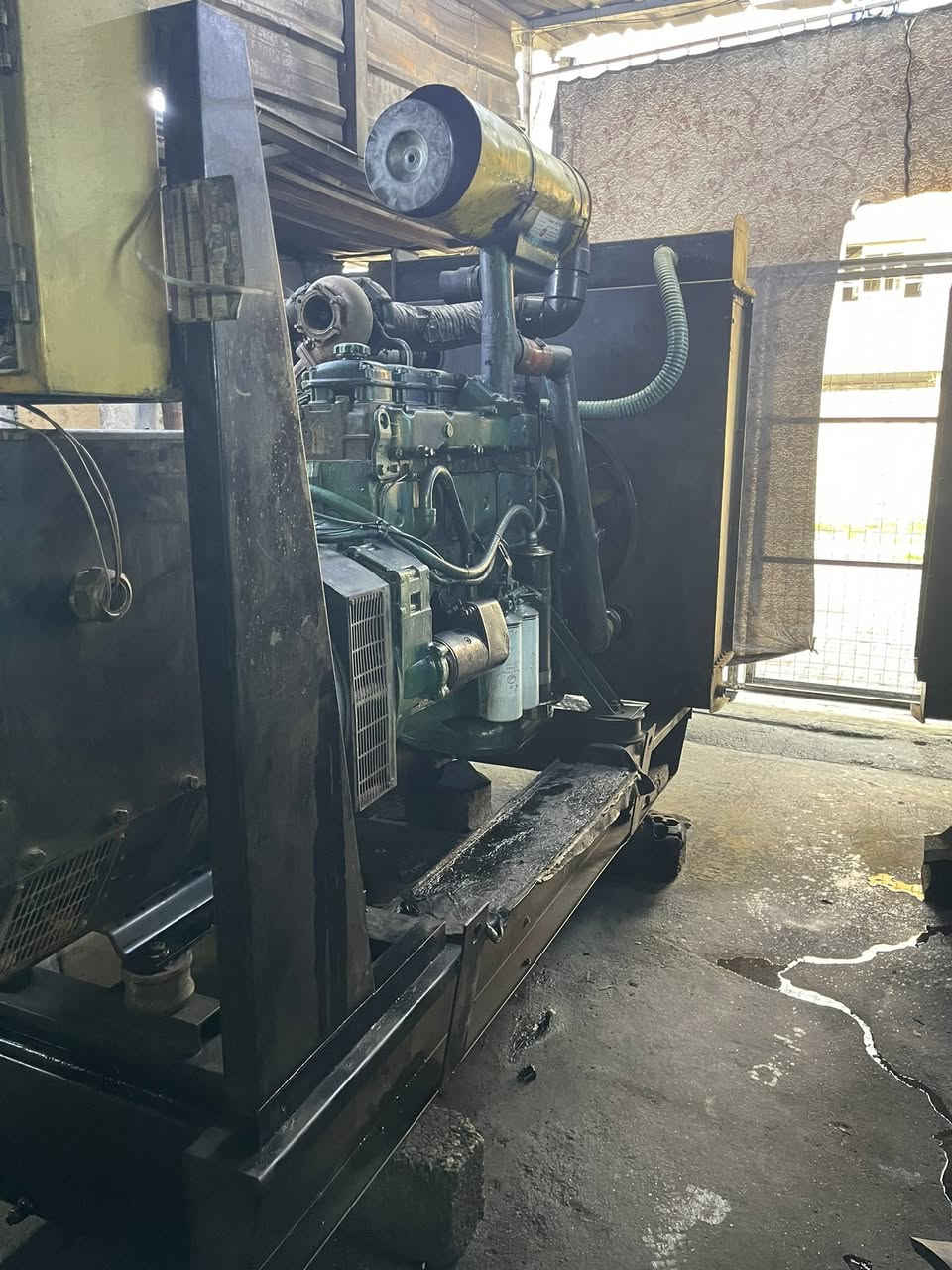 مولدة ڤالڤو محرك  توليد حجم 220 KVكيڤي. توليد بشرط وريترات وكل مولدة بشرط فقط المحرك. ضرب ذراع وكسر سلندر. ابيعه على حاله 

مكان مولدة كركوك. حي عسكري. 

***********

السعر.  30. ورقه.   ابيعه لان اخذت مولدة كامل.
