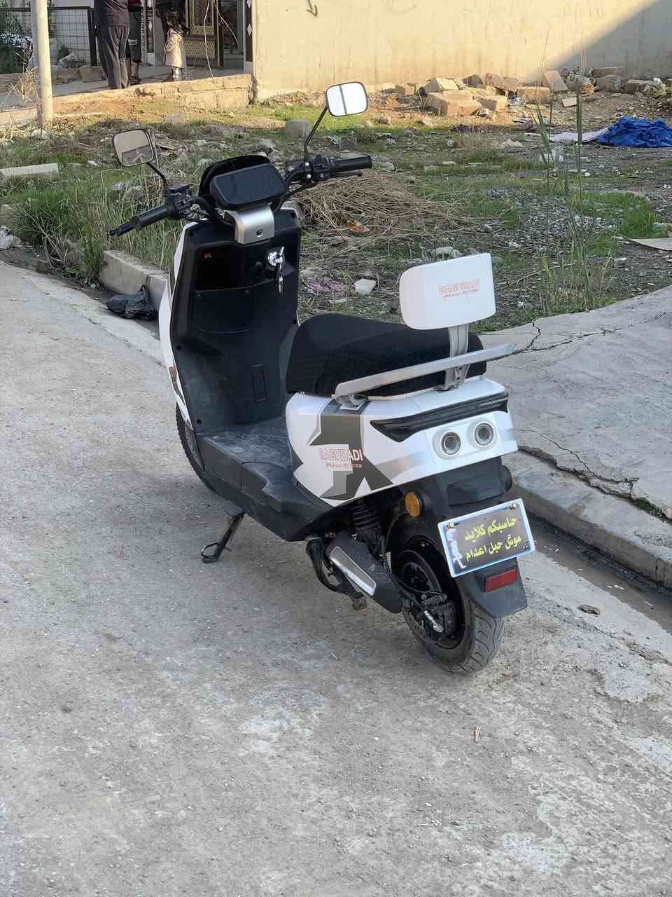 ماطور 318 
بطريات 6 
ملف 2000 
ماطور حلو نضيف 
مستعمل شهرين 
السعر 580 وبي مجال 
التواصل ***********
