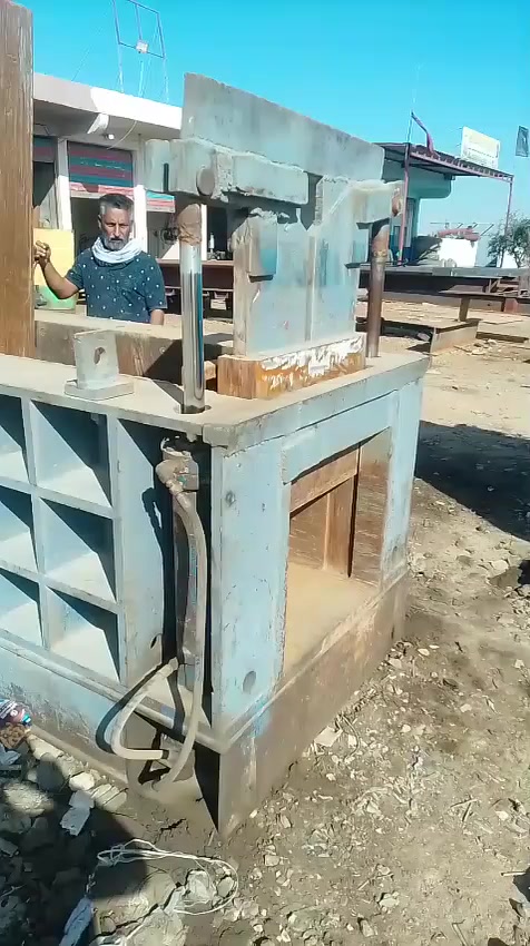 السلام عليكم مكبس ايراني حديد وقوطيه وفافون جاهز للعمل قياس لكبسه 70/40 وزن لمكبس 15طن متانه فول. بسعر مناسب جدا 
للاستفسار ***********
