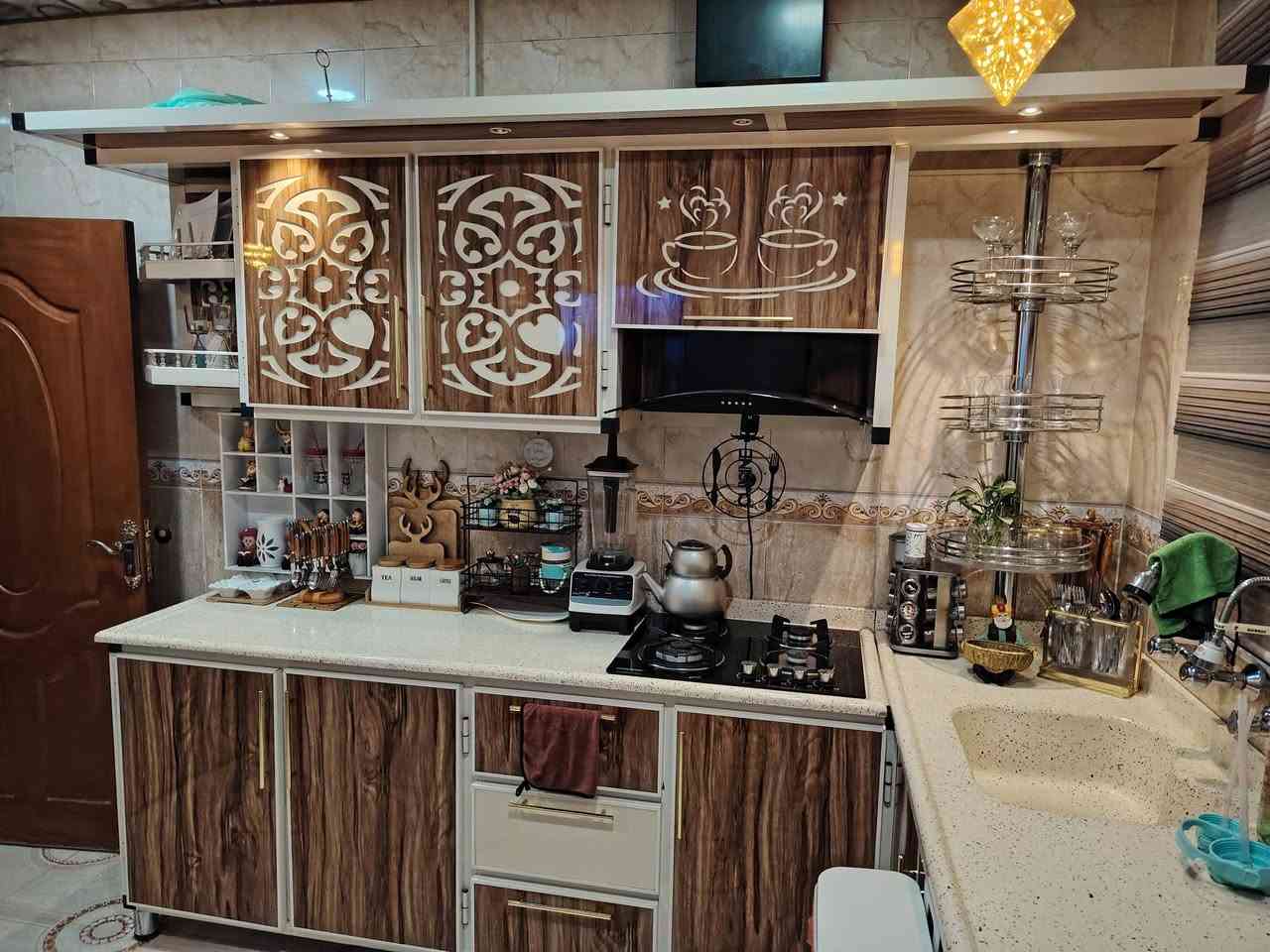 السلام عليكم كاونتر تفصال درجه اولى نضافه ٩٥٪ السنك متر ونص والكاونتر مترين كام مع السله والطباخ والراشحه للتواصل ***********
