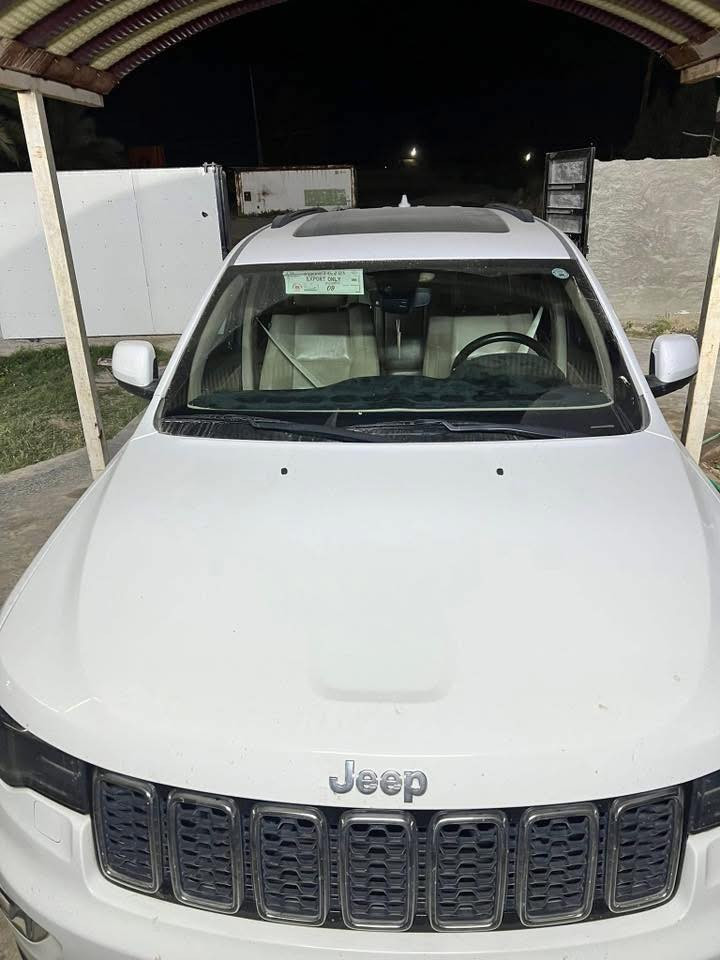 جيب شيروكي لمتد بلاس موديل 19للبيعً
فول مواصفات بصمة 6 سلندر فورويل 

كفاله عامه عده البارد

(ثلاث مكانات بارد )    

المحرك : V6.  3.6L . 

العداد :  84 km  

المواصفات : 4x4

* قيادة ذاتية عند المنعطفات. 

* رادار امامي مع مانع تصادم . 

* تحذير الخروج عن المسار . 

* مستشعر نوم السائق مع نظام التوقف الآلي 

* تحذير النقطة عمياء

* شاحن موبايل وايرلس 

* ⁠تبترونيك كير بالستيرن

* ويل كب بلاك توب قياس  19 انج ..  

* كاميرة . 

* المصابيح الأمامية زنون 

* دخول ذكي. . 

* تشغيل عن بعد .

* الصندوق الخلفيي كهربائي

* حساسات خلفية  .

* مكيف خلفي مع وحدة تحكم منفصلة . 

* تدفئة كشنات + ستيرن +تبريد

بانوراما. 

* مانع تصادم خلفي 

* محدد سرعة . 

* نظام التشغيل والاطفاء الاوتوماتيكي .

* نظام بريك اوتماتيكي

*المكان بغداد 

السعر245$

***********
