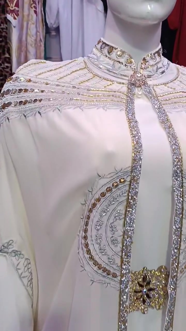 قفطان مغربي (أو جلابية) باللون الأبيض الكريمي🪬🧿 (Off-White)، يتميز بتطريزات ذهبية وفضية دقيقة على الصدر والأكتاف، مع حزام ذهبي عريض عند الخصر🧿🪬
متوفر خدمة توصيل خانقين وجميع محافظات🚗🛵
لحجز مراسلة الصفحة او واتساب***********📲📲
العنوان/شارع مزرعة مجمع روتانا طابق السرداب محل( 6)
💃💃💃أزياء رائد 💃
