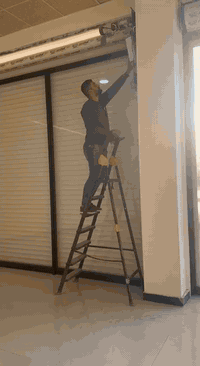 تحية طيبة لكل من يرى صفحتنا واحترام وتقدير لمتابعينا الكرام.. 

 من أعمال كوادر مكتب [#المرايا](https://www.facebook.com/hashtag/%D8%A7%D9%84%D9%85%D8%B1%D8%A7%D9%8A%D8%A7?__eep__=6&__cft__[0]=AZbUi89tduBGFw9yhSSJA3QNhCnE9UynVadgNTsBjWfewGAuJIIo2NpY01V_KHlRIaQp1S_Vusnr7vEvGoCf01ZciNQC215PGhPTQEkDbXtY-X3Eegn7yPLIYR94W78XPgh0M1nnAVW3UZvGFkHa6tdNtWSdlqP1m3iaNbVC3r01S0Ulvu7SU0DhZASrYCFPtJs&__tn__=*NK-R) للزجاج والالمنيوم الحديث الفنية والهندسية 

تنصيب مشروع متكامل واجهات المباني العامة بالزجاج والالمنيوم

عمل  واجهات زجاجية، أبواب هايدروليكية_أبواب سلايت_ شاورات بيوت_ أبواب  وكبنكات وابجورات كهربائية تعمل بالريموت كنترول.

عمل قواطع زجاجية للمكاتب والشركات والعيادات وغيرها 

شد وتركيب جام 10 ملم واجهات المحلات بأي حجم 

شد وتركيب جام 10 ملم واجهات للمطاعم 

شد وتركيب جام 10 ملم للمكاتب 

شد وتركيب جام 10 ملم للقاعات (رياضية، و أعراس ).. زجاج دبل مقسى لون أسود مطفي ومتوفر لون شمباني وفيلي وابيض وانترسات وسلفر بالنسبة للالمنيوم 

مستعدون لتنفيذ كافة الطلبات بما يناسب ذوقكم  

وبأسعار تنافسية وضمان لمدة سنة مع صيانة مجانية

[#العنوان](https://www.facebook.com/hashtag/%D8%A7%D9%84%D8%B9%D9%86%D9%88%D8%A7%D9%86?__eep__=6&__cft__[0]=AZbUi89tduBGFw9yhSSJA3QNhCnE9UynVadgNTsBjWfewGAuJIIo2NpY01V_KHlRIaQp1S_Vusnr7vEvGoCf01ZciNQC215PGhPTQEkDbXtY-X3Eegn7yPLIYR94W78XPgh0M1nnAVW3UZvGFkHa6tdNtWSdlqP1m3iaNbVC3r01S0Ulvu7SU0DhZASrYCFPtJs&__tn__=*NK-R)

مدينة كربلاء المقدسة ... سريع حي المعلمين.. مقابل المشاتل

***********

***********

العمل بإدارة وإشراف خبير الزجاج والالمنيوم الحاج احمد عاشور العبيدي ابو مصطفى
