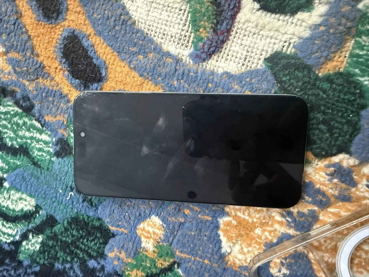 ايفون 15 برو ماكس  
مبدل شاشه وسط وفطر بالضهر وشاشتة بيه فطر صغير صاير فوك مامئثر اموضح بالصوره 📸

 الجهاز كلش حلو نضيف 🩶🔥

بطارية 87 🔋

ذاكرة 256 🤞

السعر المطلوب 625 

متاح واتساب ***********
