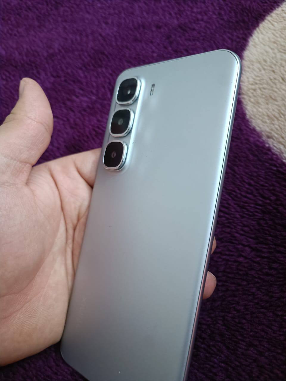 السلام عليكم انفنكس هوت 60 برو بلاس شاشة منحنية ذاكرة 256 عشوائية 8+8 اعلى شي الجهاز صاروخ كلش سلس بالاستخدام وقوي معالج كلش قوي مستخدم اسبوع فقط مع كل غراضه السعر 180 مكاني  بغداد المدائن رقمي واتساب فقط غير متواجد فيس***********
