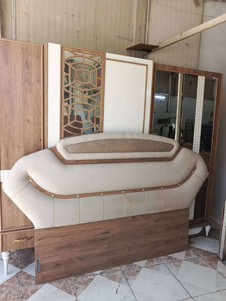 غرفه نوم تركيه 7 قطع 
📍 الموقع: كركوك – شارع صلاح الدين (خان تمر) – قرب ماركت صباح.
📞 للإستفسار والحجز المباشر:
هاتف: ***********
واتساب: ***********
📱 تابعونا للمزيد من العروض الحصرية:
تيك توك & إنستغرام: aslan_kirkuk
🚚 التوصيل: متوفر داخل كركوك فقط.
🔄 ملاحظة: (إذا عندك غرفة تريد تبيعها.. نحن نشتري غرف النوم والأثاث المستعمل أيضاً! أرسل لنا الصور على الخاص أو الواتساب ونعطيك أفضل سعر).
معرض أصلان.. نورتونا، وبيتنا بيتكم! 🦁🌹
