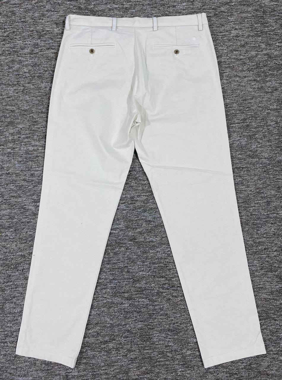 اصلي وكالة جديد 

​البراند: Dockers (وهي علامة تجارية شهيرة تابعة لشركة Levi Strauss & Co. وتعتبر من الرواد في صناعة ملابس الكاجوال والتشينو

​الموديل (القصة): Signature Khaki (Tapered Fit) 

 القصة مدببة (Tapered)، أي أنها تأتي مريحة من الأعلى وتضيق تدريجياً لأسفل الساق.

​التقنية والميزة: Flex Comfort  مما يعني أن حزام الخصر والقماش يحتويان على نسبة مرونة (Stretch) لتوفير راحة إضافية أثناء الحركة.

​اللون: أوف وايت

​القياس: W36 L32 (الخصر 36 إنش، والطول 32 إنش) 

​بلد الصنع: بنغلاديش


**إذا كنت صاحب هذا الإعلان وتريد حذفه لأي سبب، رجاءا أرسل رسالة إلى الدعم الفني**