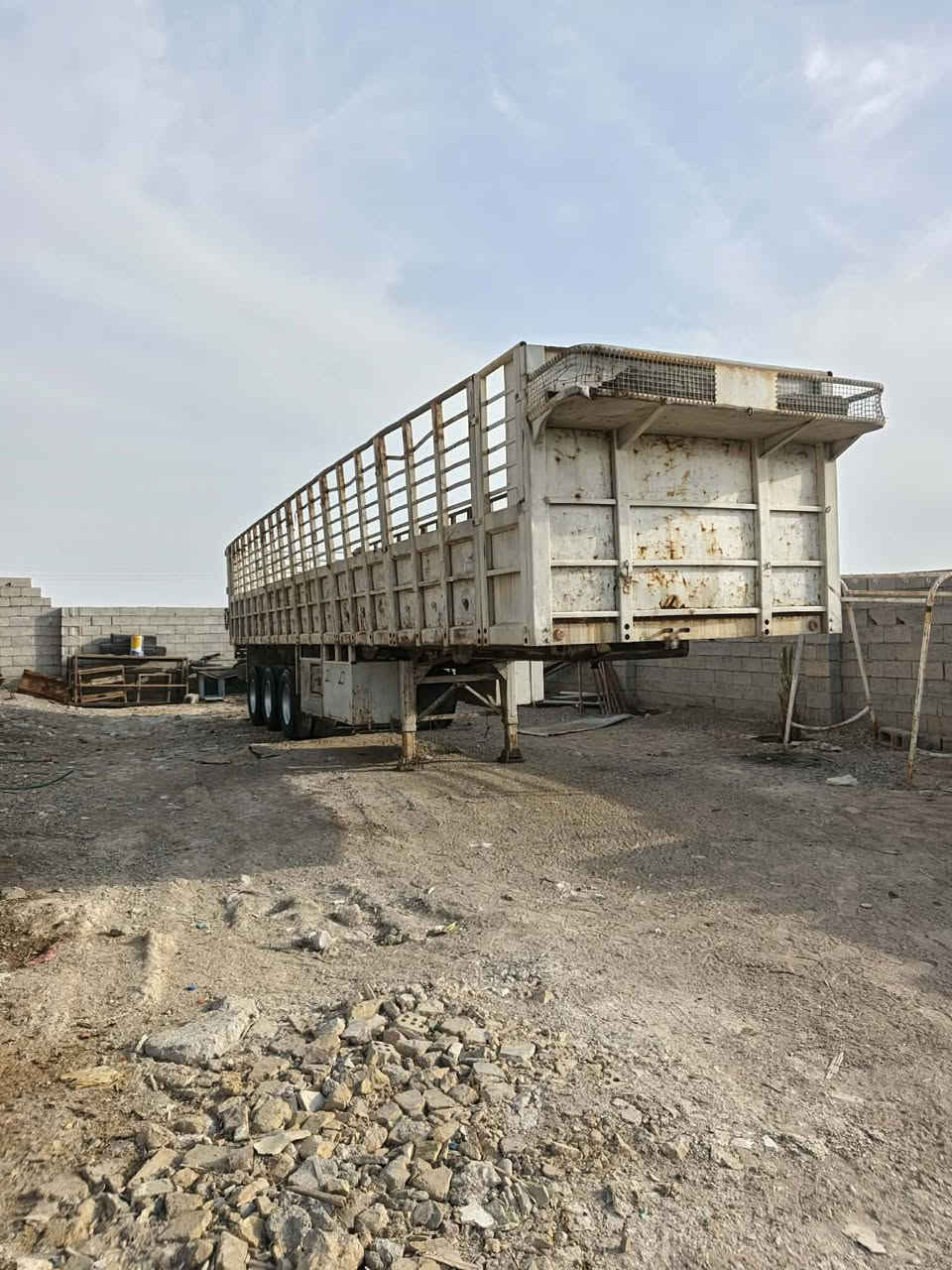 السلام عليكم للبيع عربانه كرونه المانيه طول 13 متر صفاح 190 سم دناكير 14 صيني جدد تخم تاير بريك هوه كهربائيات كله شغاله تربط اوتطلع بوجهك للشغل عربانه خفيفه موثكيله عنوانه خان بني سعد سعر اتصل *********** رقم صاحبه
