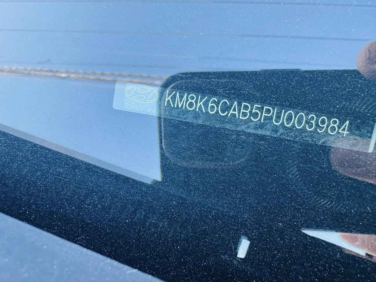 كونا لون اسمنتي موديل 2023نوع المحرك: 4 سلندر سعة (2000 سي سي). السيارة نضيفة جدا جدا  

المحرك (دوش)
نظام الدفع: رباعي منحدرات
. أنظمة السلامة والرادارات (Safety & Tech)
تتميز هذه النسخة بمجموعة تقنيات
رادار أمامي (Forward Collision-Avoidance): للتنبيه من التصادم الأمامي.

أوتو بريك (Emergency Braking): نظام كبح تلقائي عند الطوارئ.
مثبت سرعة ذكي (Cruise Control): يحافظ على سرعة السيارة وثباتها في الطرق الخارجية.

نظام الحفاظ على المسار (Lane Keeping Assist): تنبيه وتصحيح المسار إلى.

الضرر المذكور: (بوند وجاملغ) في أمريكا مصلح.

الشاشة: شاشة لمس قياس 8 إنش تدعم Apple CarPlay و Android Auto.

كاميرا خلفية: عالية الدقة مع خطوط توجيهية.

وضعيات القيادة (Drive Modes): تشمل وضعيات (Normal, Sport, Smart)
حساسات إطارات: نظام مراقبة ضغط الهواء في الإطارات (TPMS).الموقع الموصل ***********
