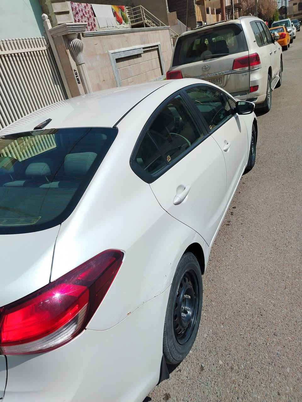 السلام عليكم للبيع كيا فورتي موديل ٢٠١٧ السياره بيهة ٤ قطع صبغ السياره كير محرك تبريد ثلج ماشيه ١٠٠ الف
فقط بيهة ملاحظات بالكشر يرادلهة ترتيب
مكاني بغداد 
السعر شده
***********
