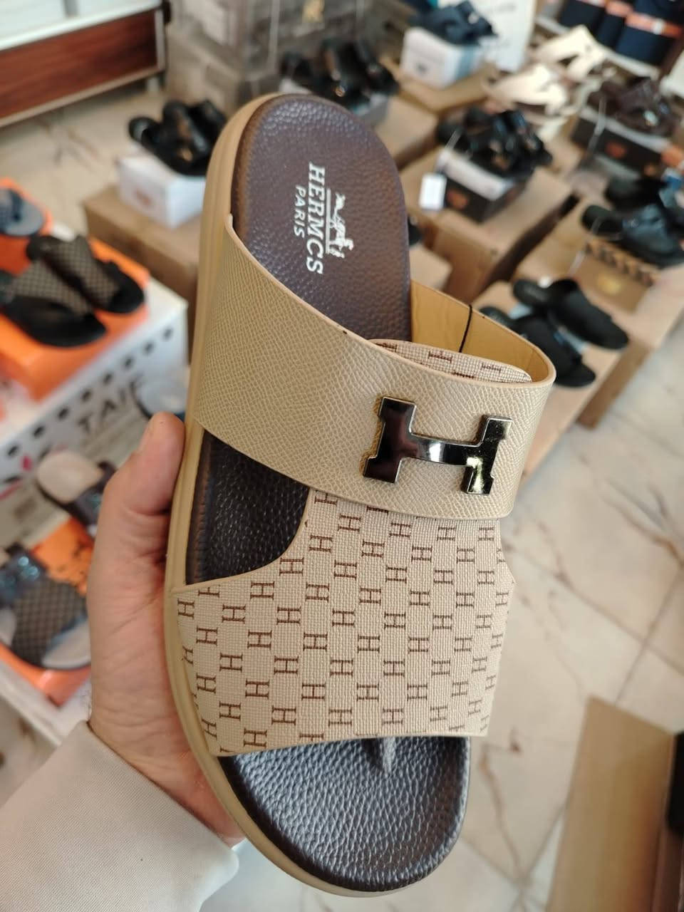 شحاطة هرمز الأصلي
تصميم أنيق وجودة عالية
الألوان المتوفرة:
أسود • جوزي • أزرق • حليبي
القياسات:
من 41 إلى 45
📍 العنوان: الشرقاط – السوق الجديد – شارع الخياطين – رقم المحل 29 – أزياء تميم – مقابل مجمع السلام
📦 يوجد توصيل لجميع محافظات العراق بسعر 5000 فقط
📲 للطلب أو الاستفسار راسلنا على الخاص أو واتساب: ***********
